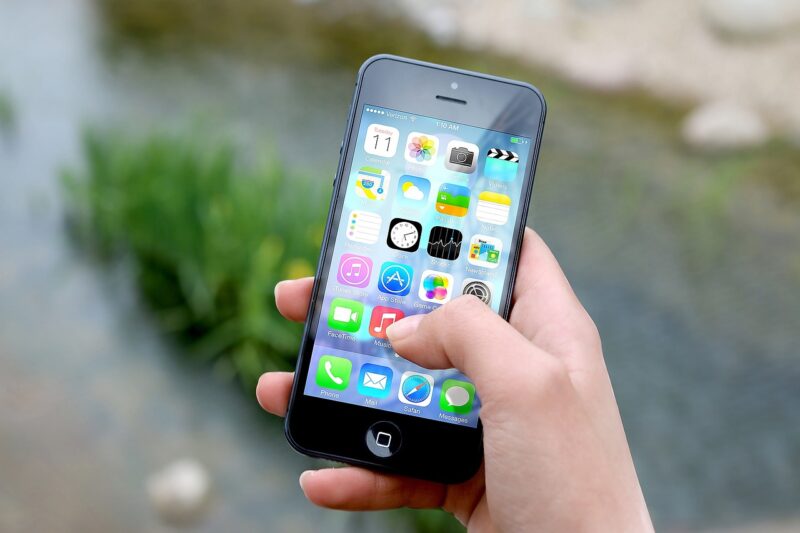 スマホを触る手